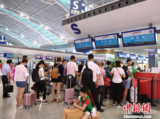 暴雨夜歸人 萬(wàn)名旅客滯留成都機(jī)場(chǎng)，百萬(wàn)航程遇阻